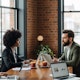 Empresaria profesional recomendando servicios de inversión
